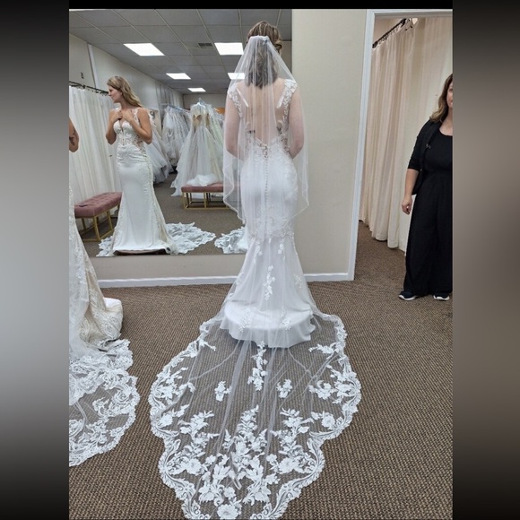 Dresses & Skirts - Never worn size 4 wedding dress